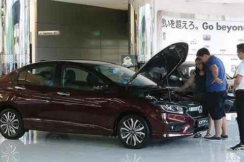 KADAR MEROSOT LEBIH KETARA: Harga kereta lebih rendah ekoran Sijil Hak Memiliki Kenderaan (COE) lebih rendah antara faktor yang menyumbang kepada kemerosotan kos pengangkutan yang lebih ketara bagi November berbanding bulan sebelumnya. - Foto SHIN MIN