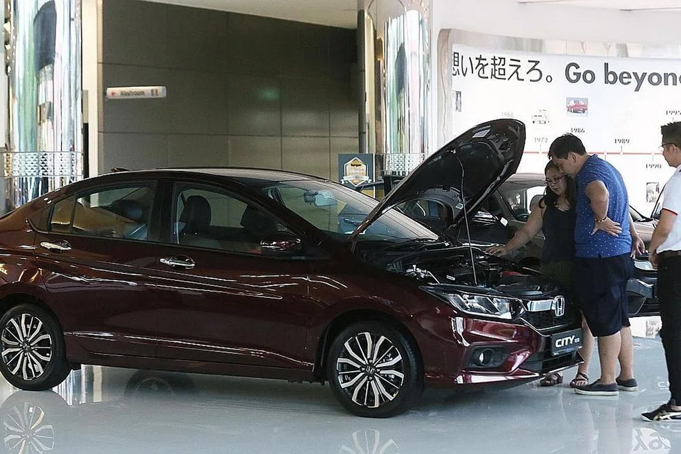 KADAR MEROSOT LEBIH KETARA: Harga kereta lebih rendah ekoran Sijil Hak Memiliki Kenderaan (COE) lebih rendah antara faktor yang menyumbang kepada kemerosotan kos pengangkutan yang lebih ketara bagi November berbanding bulan sebelumnya. - Foto SHIN MIN