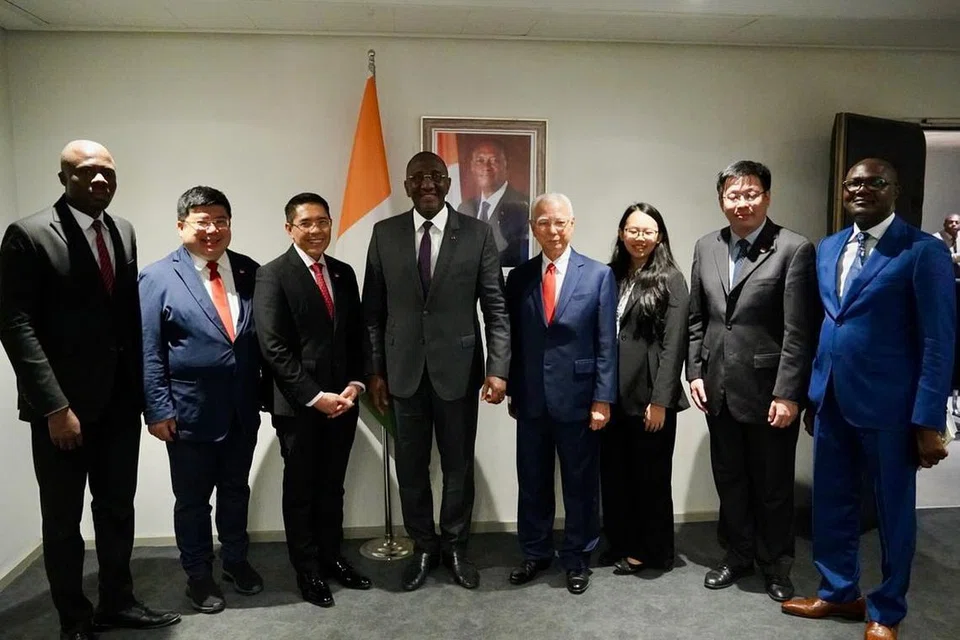 Menteri di Pejabat Perdana Menteri dan Menteri Kedua (Pendidikan merangkap Ehwal Luar), Dr Maliki Osman (tiga dari kiri), bertemu pemimpin-pemimpin Côte d’Ivoire semasa lawatan ke Côte d’Ivoire dan Nigeria 18-23 November.