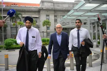 DARI MAHKAMAH: Iswaran (tengah) tiba di mahkamah sekitar 8 pagi pada 18 Januari.