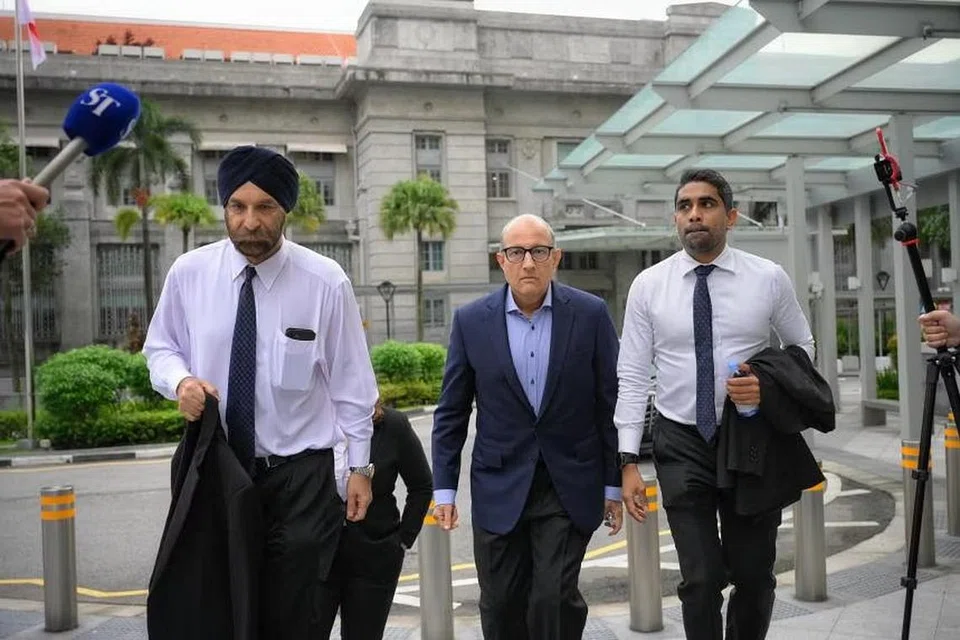 DARI MAHKAMAH: Iswaran (tengah) tiba di mahkamah sekitar 8 pagi pada 18 Januari.