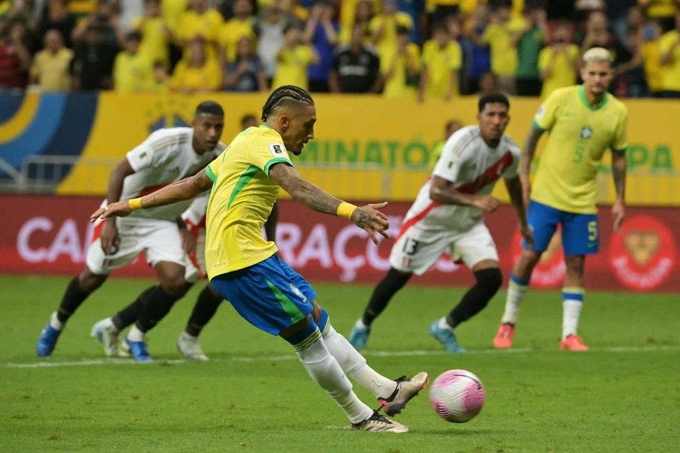 Penyerang Brazil, Raphinha menjaringkan penalti semasa perlawanan bola sepak kelayakan Piala Dunia FIFA 2026 Amerika Selatan antara Brazil dan Peru di stadium Mane Garrincha di Brasilia pada 15 Oktober 2024.