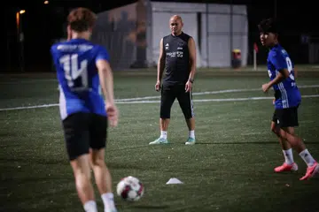 Jurulatih pasukan bawah 17 tahun Balestier Khalsa, Ali Imran Lomri (tengah), digantung tiga perlawanan oleh Persatuan Bola Sepak Singapura (FAS) menyusuli insiden pergaduhan dengan ketua jurulatih Akademi Bola Sepak Lion City Sailors, Jasni Hatta, semasa perlawanan Liga Belia Singapura (SYL) pada 24 Ogos. 