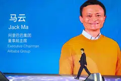 UNDUR DIRI: Encik Jack Ma membuat keputusan mengundurkan diri daripada teraju kepimpinan Alibaba, yang beliau asaskan, kepada pemimpin yang lebih muda, Encik Daniel Zhang. - Foto EPA