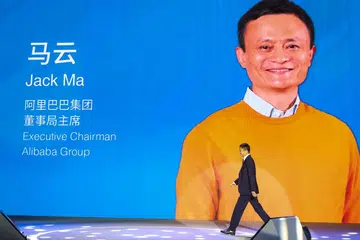 UNDUR DIRI: Encik Jack Ma membuat keputusan mengundurkan diri daripada teraju kepimpinan Alibaba, yang beliau asaskan, kepada pemimpin yang lebih muda, Encik Daniel Zhang. - Foto EPA