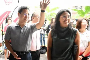 Menteri Pembangunan Negara, Encik Desmond Lee dan aktivis kesatuan sekerja, Cik Natasha Choy, menghadiri majlis yang diadakan di Jalan Mas Kuning pada 2 April.
