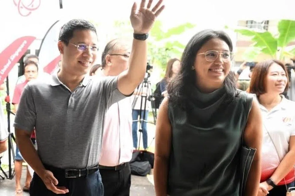Menteri Pembangunan Negara, Encik Desmond Lee dan aktivis kesatuan sekerja, Cik Natasha Choy, menghadiri majlis yang diadakan di Jalan Mas Kuning pada 2 April.