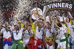 JUARA LAGI: Pasukan Sevilla menjulang trofi Liga Europa mereka selepas menundukkan Roma  4-1 menerusi tendangan penalti selepas kededua pasukan terikat 1-1 di akhir masa tambahan.