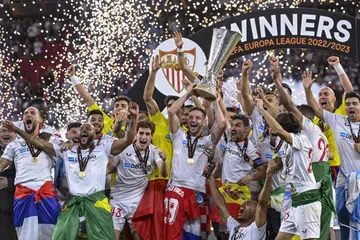 JUARA LAGI: Pasukan Sevilla menjulang trofi Liga Europa mereka selepas menundukkan Roma  4-1 menerusi tendangan penalti selepas kededua pasukan terikat 1-1 di akhir masa tambahan.