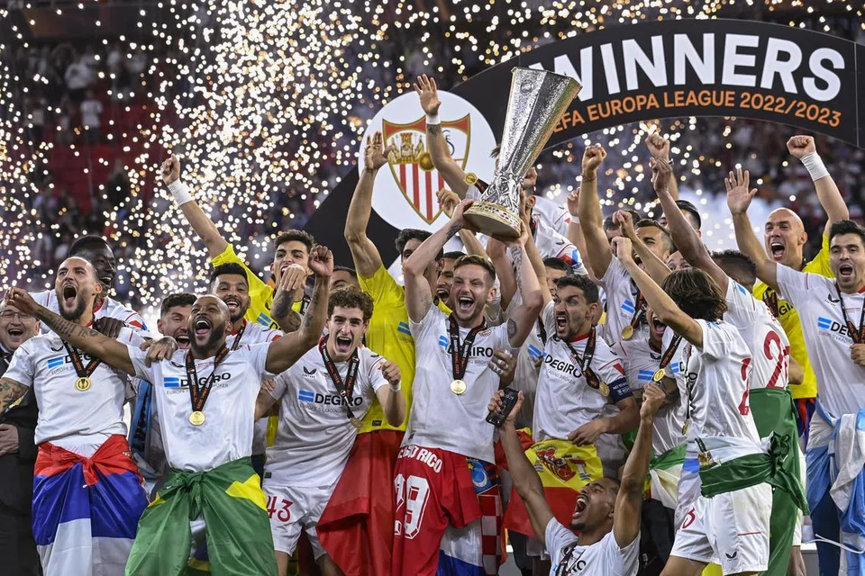 JUARA LAGI: Pasukan Sevilla menjulang trofi Liga Europa mereka selepas menundukkan Roma  4-1 menerusi tendangan penalti selepas kededua pasukan terikat 1-1 di akhir masa tambahan.