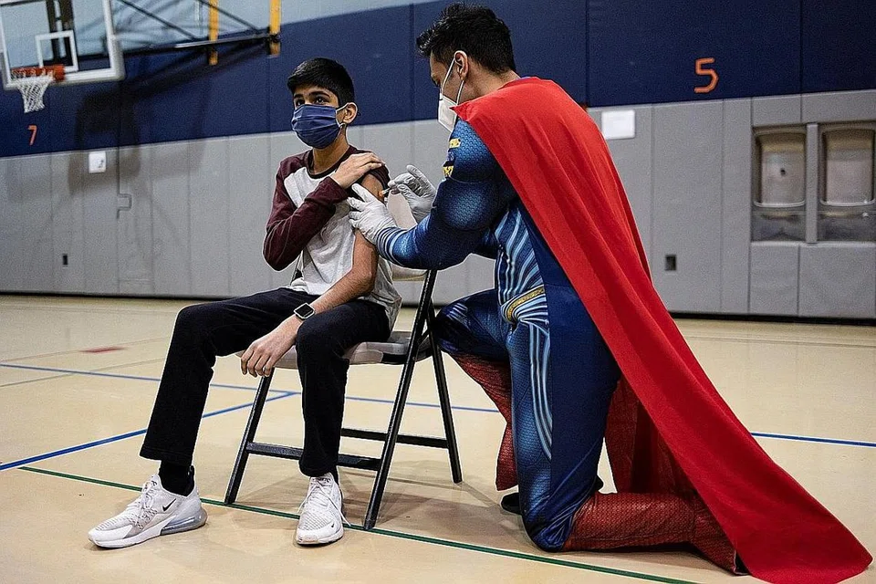 DOS PENGGALAK BAGI KANAK-KANAK: Dr Mayank Amin memberi dos vaksin Pfizer-BioNTech kepada Deven Sharma, 13 tahun, di sebuah klinik vaksin penggalak bagi kanak-kanak 12 hingga 17 tahun di Lansdale, Pennsylvania, Amerika. Pusat Kawalan Penyakit dan Perlindungan (CDC) negara itu kini menyarankan mereka yang mempunyai sistem imun lemah boleh mendapatkan dos keempat vaksin Covid-19 seawal minggu ini.