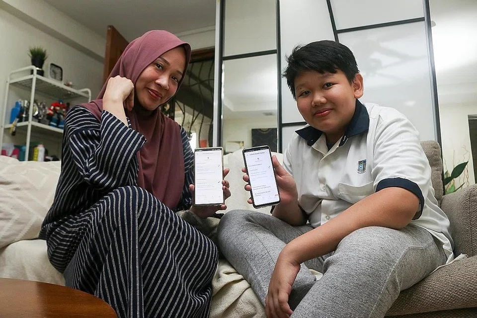 TIDAK TAKUT LAGI: Melihat ibunya, Cik Norlina dan anggota keluarganya yang lain mengambil suntikan vaksin, ia membuat Fadhil rasa lebih yakin dan kurang takut untuk mengambil vaksinasi. - Foto BM oleh SYAMIL SAPARI