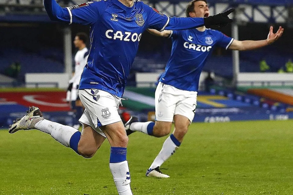 PESTA GOL: Bernard (kiri) meraikan gol kemenangan ketika Everton menewaskan Tottenham Hotspur 5-4 dalam pusingan kelima Piala FA kelmarin. - Foto EPA-EFE