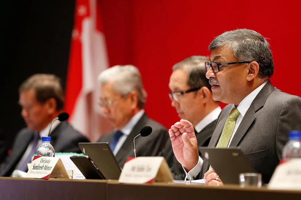 HARI KETIGA SIDANG AWAM: Suruhanjaya Perlembagaan yang diterajui Hakim Besar Sundaresh Menon (kanan) mendengar saranan daripada empat penyumbang pada hari ketiga sidang awam termasuk berkenaan pembentukan Majlis Presiden, sistem undi yang berbeza dan usaha melindungi perwakilan minoriti. - Foto THE STRAITS TIMES