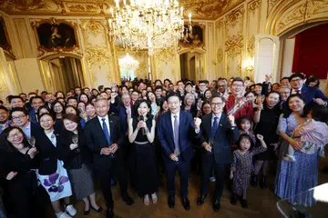 Timbalan Perdana Menteri, Encik Lawrence Wong (tengah), bertemu warga Singapura di luar negara, dalam satu majlis resepsi di Hotel Le Marois di Paris pada 11 April. Turut hadir, (empat dari kiri, barisan pertama) Menteri Ehwal Luar, Dr Vivian Balakrishnan. 
