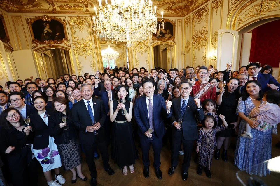 Timbalan Perdana Menteri, Encik Lawrence Wong (tengah), bertemu warga Singapura di luar negara, dalam satu majlis resepsi di Hotel Le Marois di Paris pada 11 April. Turut hadir, (empat dari kiri, barisan pertama) Menteri Ehwal Luar, Dr Vivian Balakrishnan. 