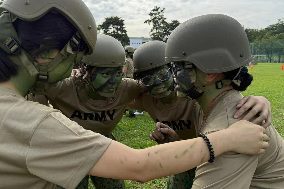 Penulis (dua dari kiri) bersama peserta lain saling memberi dorongan semangat sebelum permulaan kegiatan pada hari terakhir Kem Latihan Wanita (WBC) 2025, mencerminkan semangat sepasukan dan sokongan berterusan yang terbina sepanjang program tersebut.