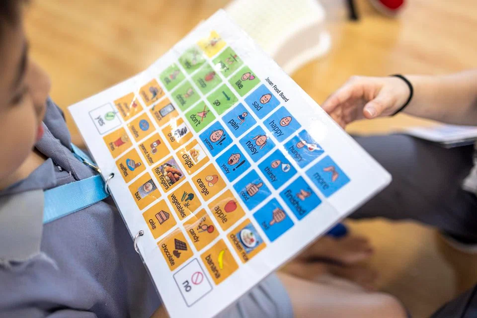 Alat pengajaran ‘Communication Board’ digunakan dalam bilik darjah Cik Nursyafiqah untuk merapatkan jurang komunikasi antara guru dengan pelajar dengan autisme atau keperluan khas. 