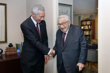 SATU PENGHORMATAN: Perdana Menteri, Encik Lee Hsien Loong (kiri), menyifatkan mantan setiausaha negara Amerika Syarikat, Dr Henry Kissinger (kanan), sebagai “seorang negarawan yang hebat yang meninggalkan kesan yang berkekalan di dunia”.