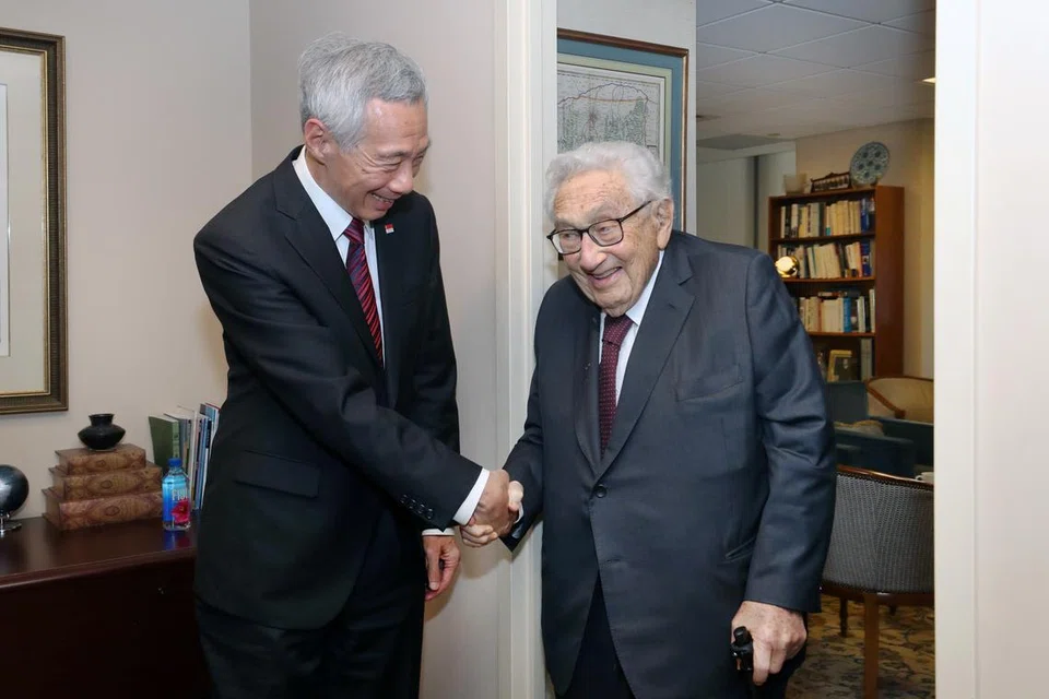 SATU PENGHORMATAN: Perdana Menteri, Encik Lee Hsien Loong (kiri), menyifatkan mantan setiausaha negara Amerika Syarikat, Dr Henry Kissinger (kanan), sebagai “seorang negarawan yang hebat yang meninggalkan kesan yang berkekalan di dunia”.