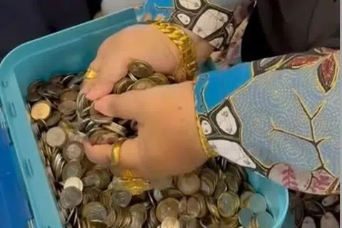 Demi duit raya, keluarga Cik Fidyana Ain Hasan main permainan kaut syiling, untuk menentukan jumlah duit raya masing-masing.