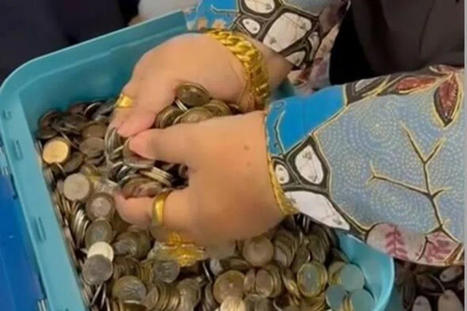 Demi duit raya, keluarga Cik Fidyana Ain Hasan main permainan kaut syiling, untuk menentukan jumlah duit raya masing-masing.