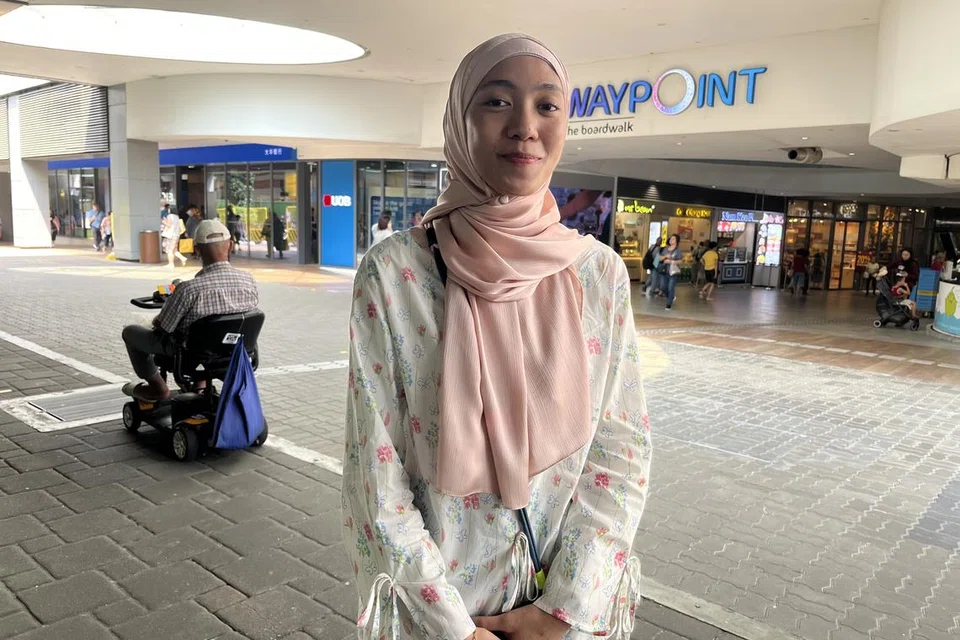 Cik Sarah Alynna, 23 tahun, bakal mengundi buat kali pertama dan terbuka kepada pilihan. 