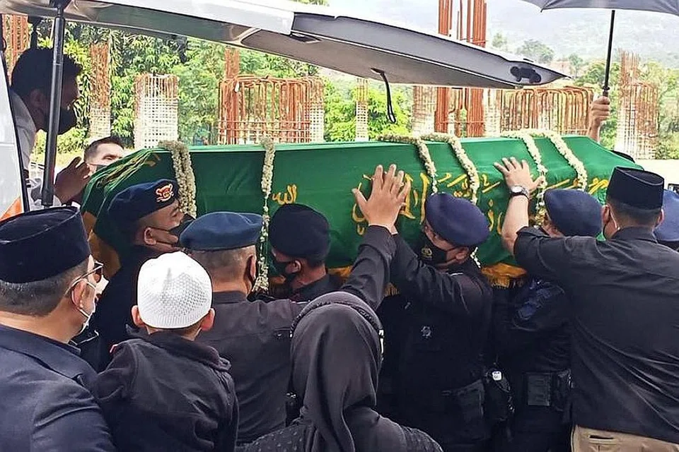 DIKEBUMIKAN: Anggota unit polis elit Indonesia, Briged Bergerak, membawa keranda semasa upacara pengebumian Emmeril Kahn Mumtadz, anak gabenor Jawa Barat, di Kabupaten Bandung kelmarin. - Foto KOMPAS.COM