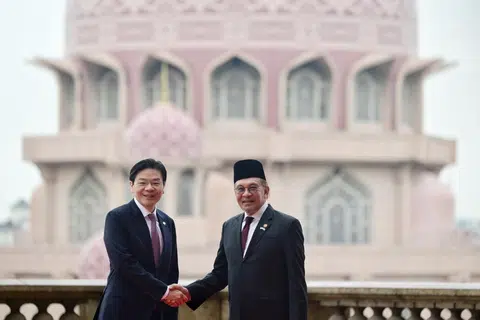 Perdana Menteri, Encik Lawrence Wong (kiri), bersama Perdana Menteri Malaysia, Datuk Seri Anwar Ibrahim (kanan), di Kompleks Perdana Putra di Putrajaya, Malaysia pada 7 Januari.