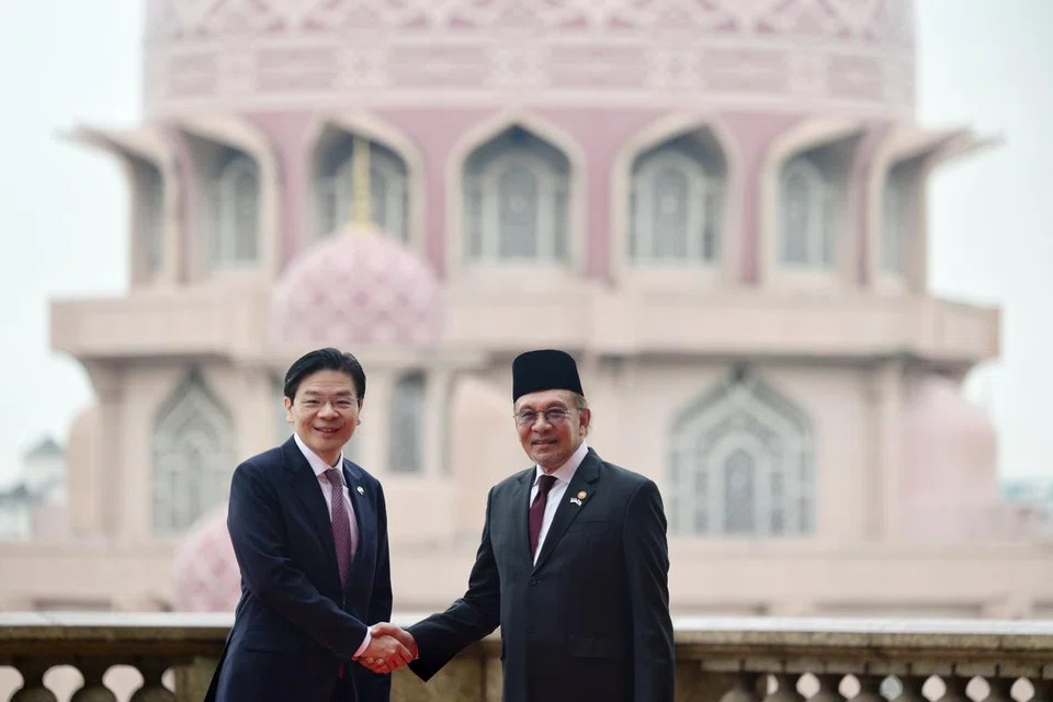 Perdana Menteri, Encik Lawrence Wong (kiri), bersama Perdana Menteri Malaysia, Datuk Seri Anwar Ibrahim (kanan), di Kompleks Perdana Putra di Putrajaya, Malaysia pada 7 Januari.
