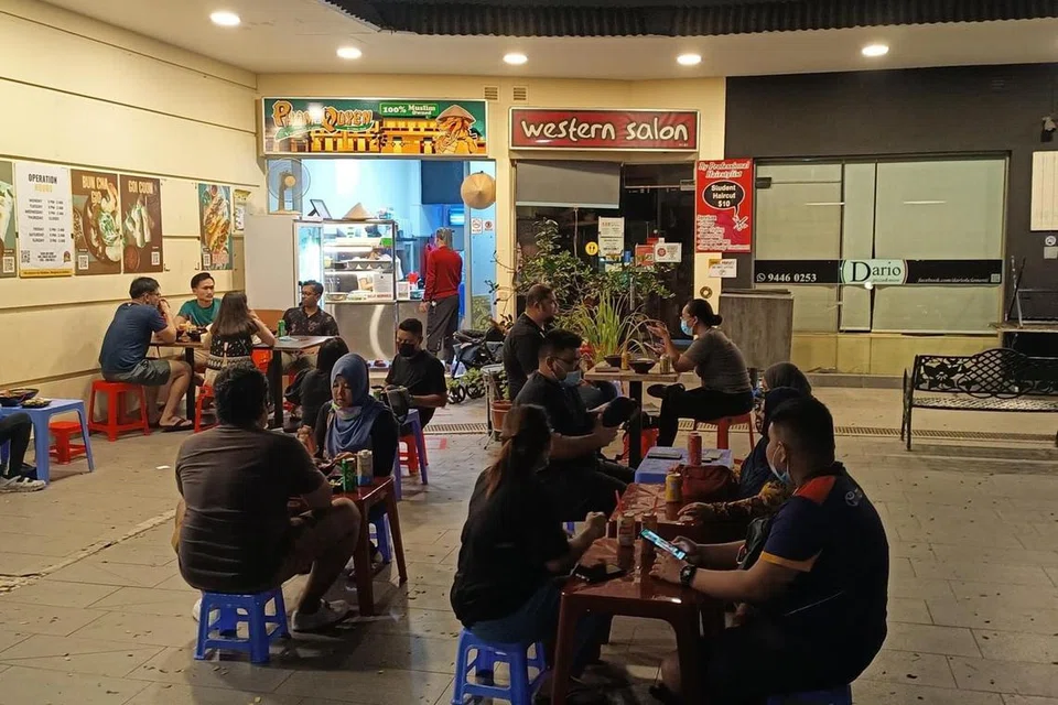 RUANG KECIL: Kedai asal Pham Quyen, terpencil di hujung Clementi Road. Kedai itu juga menyediakan kerusi dan meja kecil untuk menawarkan pengalaman asli seperti di Vietnam.