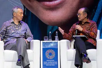 BINCANG MODAL INSAN: Perdana Menteri, Encik Lee Hsien Loong (kiri) dan Presiden Kumpulan Bank Dunia Jim Yong Kim (kanan) di sebuah sidang mengenai modal insan di mesyuarat tahunan Dana Kewangan Antarabangsa (IMF) dan Kumpulan Bank Dunia di Nusa Dua, Bali semalam. - Foto EPA-EFE