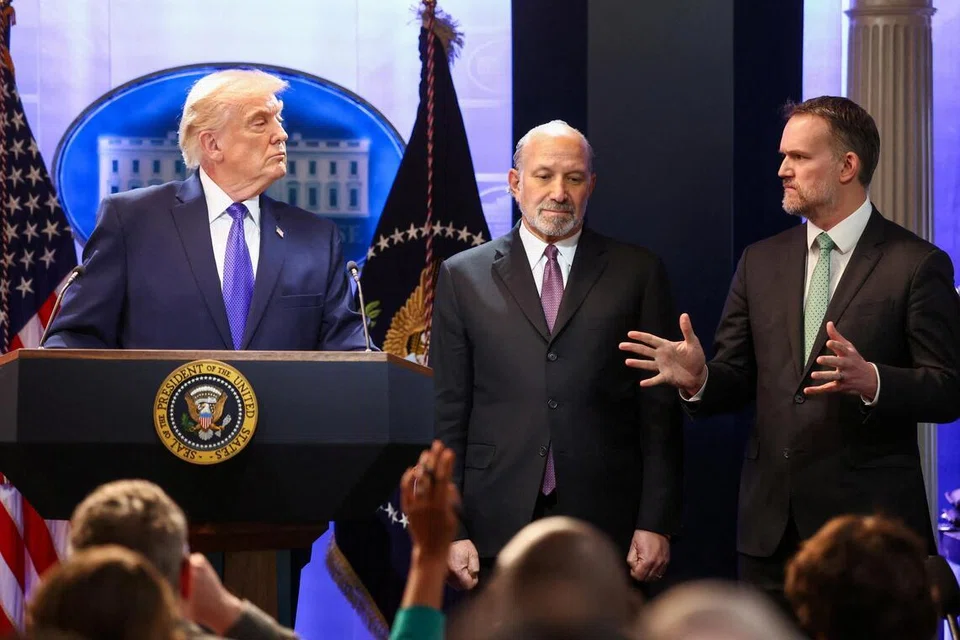 Presiden Amerika Syarikat Donald Trump bersama Setiausaha Perdagangan Howard Lutnick dan Wakil Perdagangan Jamieson Greer dalam  sidang media di Rumah Putih selepas Mahkamah Agung memutuskan Trump telah melampaui kuasanya ketika mengenakan tarif, di Washington, D.C., Amerika Syarikat, pada 20 Februari 2026. 