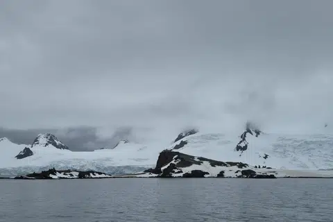 Ketibaan di Antartika disambut dengan pemandangan yang memukau  – gunung-gunung bersalji hitam dan bongkah ais putih biru terapung di permukaan laut.