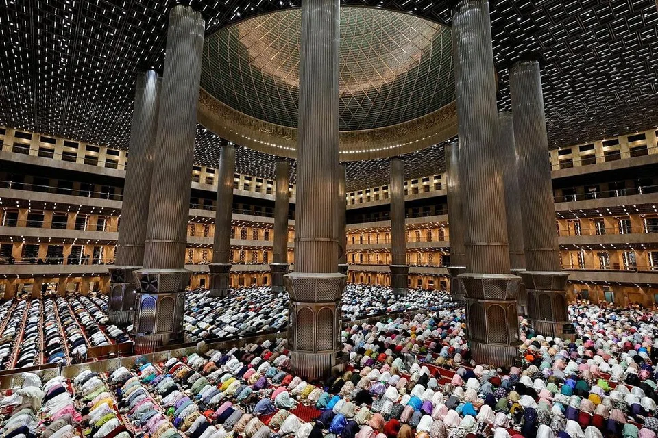 SOLAT BERJEMAAH: Jemaah Muslim di Indonesia melakukan solat tarawih mereka secara berjemaah di Masjid Istiqlal di Jakarta. - Foto REUTERS