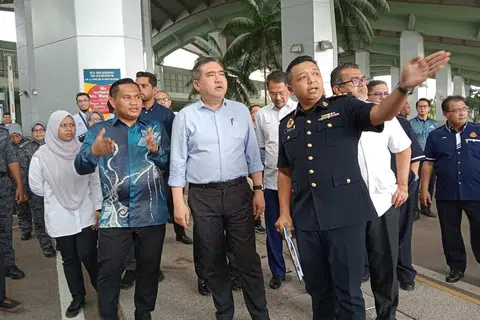 MUDAHKAN ORANG RAMAI: Menteri Pengangkutan Malaysia, Encik Anthony Loke (berkemeja biru), meninjau Kompleks Kastam, Imigresen dan Kuarantin (CIQ) Kompleks Sultan Abu Bakar (KSAB) di Iskandar Puteri, Johor, pada 11 Januari.