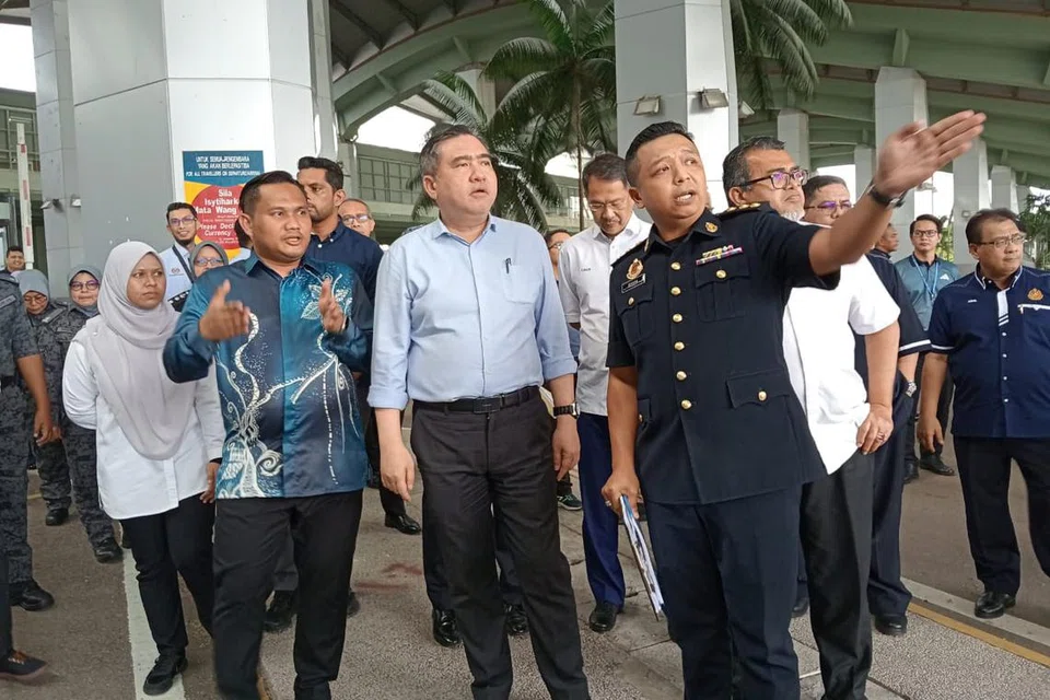 MUDAHKAN ORANG RAMAI: Menteri Pengangkutan Malaysia, Encik Anthony Loke (berkemeja biru), meninjau Kompleks Kastam, Imigresen dan Kuarantin (CIQ) Kompleks Sultan Abu Bakar (KSAB) di Iskandar Puteri, Johor, pada 11 Januari.