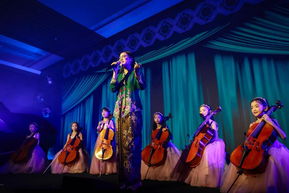 MEMPESONAKAN:  Aashi Anshuman Bhagwat menyanyikan lagu Alan Walker, ‘Faded’, didampingi sekumpulan enam pemain cello wanita dikenali sebagai ‘Voices of the Cellisima’.