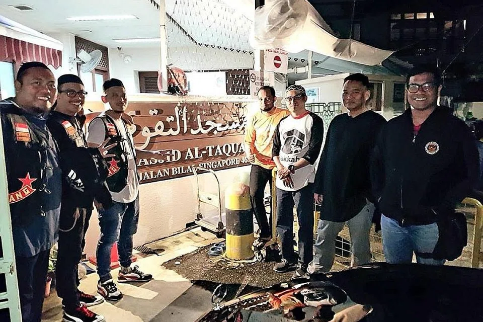 SUBUH DI MASJID: Encik Norna'im Mohamed Fuzari (kiri), yang menganggotai Persatuan Kumpulan Motosikal Wings (WMGS) Singapura, berusaha menunaikan solat subuh secara berjemaah selama 30 hari di bawah program 30 Subuh 30 Masjid yang dianjurkan persatuan tersebut. - Foto FACEBOOK WINGS MG SOCIETY - SINGAPURA