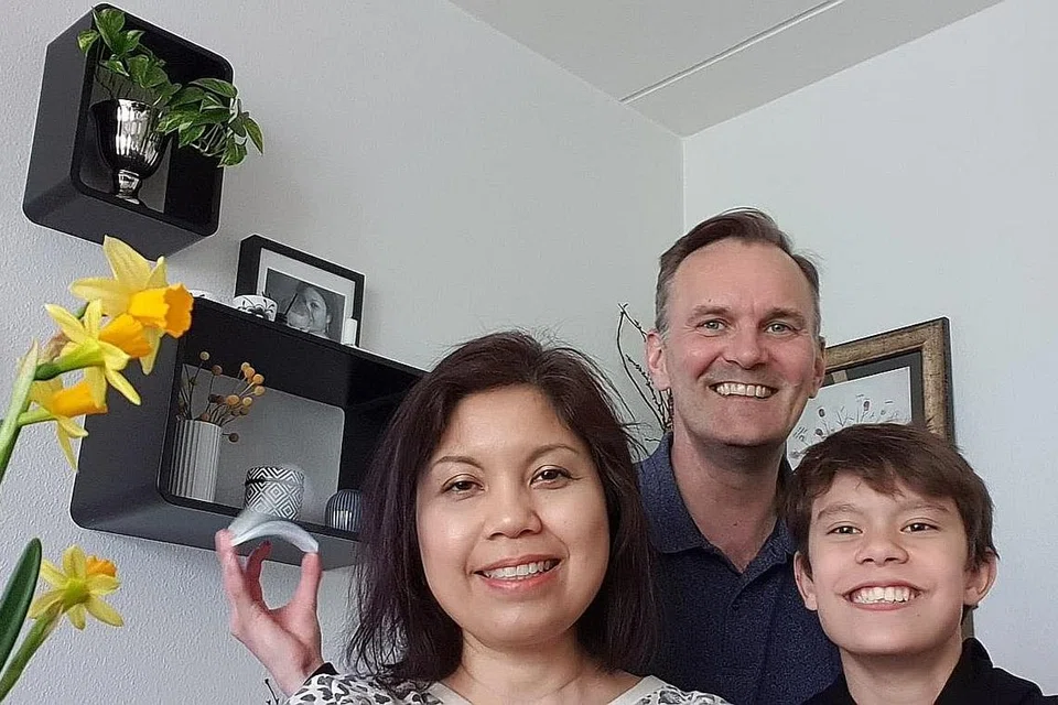 KESAN COVID19: Penduduk Odense Cik Junieta Magdalena bersama suami Encik Stefan Thrane Nielsen, dan anaknya Johannes Karl Ieyas. - Foto AFP, ihsan JUNIETA MAGDALENA