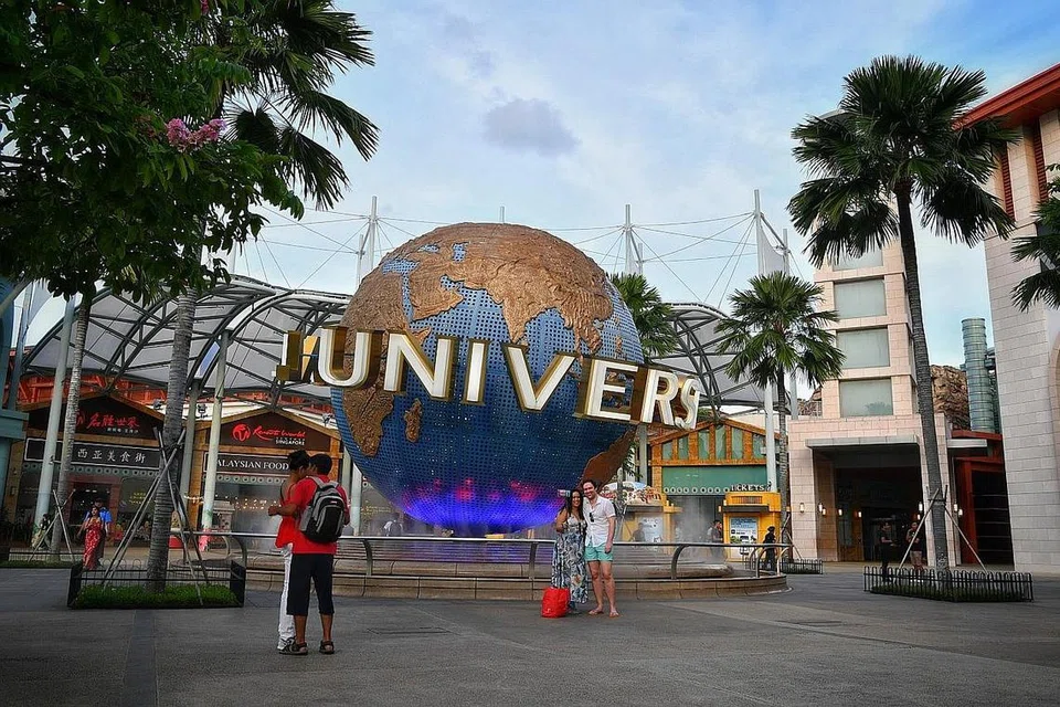 Hanya beberapa orang kelihatan di luar taman bertema Universal Studios di Sentosa pada 14 Februari lalu. - Foto BH oleh CHONG JUN LIANG