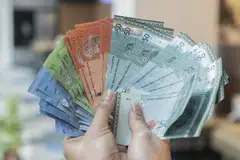 RINGGIT SUSUT: Orang ramai mengambil kesempatan menukar dolar Singapura ke ringgit pada pagi Jumaat setelah mata wang Malaysia merosot ke paras terendah.