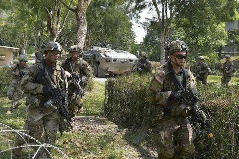 LATIHAN BERSAMA: SAF dan Tentera AS melaksanakan operasi bandar bersepadu sebagai Pasukan Petugas Gabungan. - Foto MINDEF