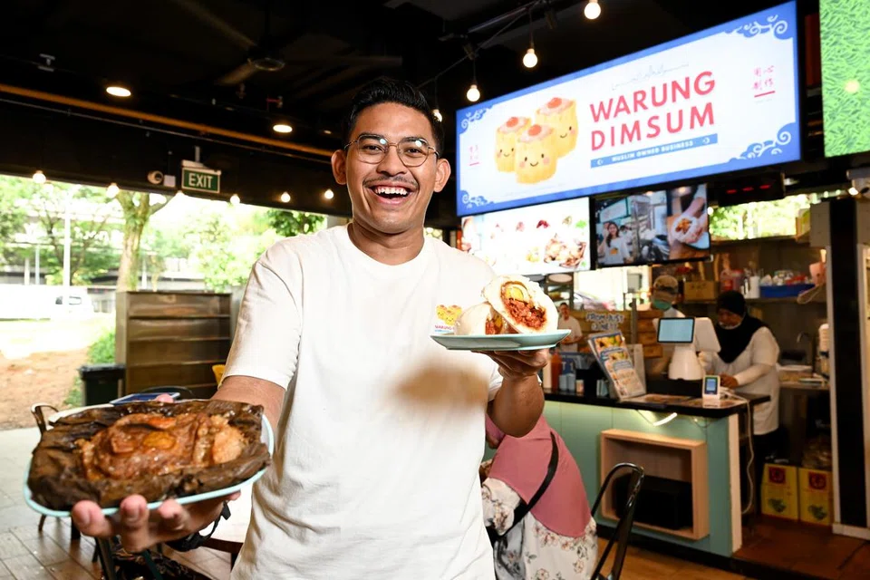 PENGASAS NIAGA: Pemilik Warung Dim Sum, Encik Muhamad Imran Mean, juga merupakan pengasas, IM Volunteers Network. 