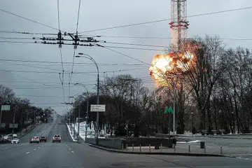 UBAH TAKTIK: Russia mengebom sebuah menara television di Kyiv kelmarin bagi memperhebat gerakannya di sekitar kawasan bandar Ukraine. Tindakan itu dilihat sebagai perubahan taktik selepas enam hari pencerobohannya. - Foto REUTERS