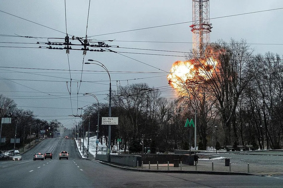UBAH TAKTIK: Russia mengebom sebuah menara television di Kyiv kelmarin bagi memperhebat gerakannya di sekitar kawasan bandar Ukraine. Tindakan itu dilihat sebagai perubahan taktik selepas enam hari pencerobohannya. - Foto REUTERS