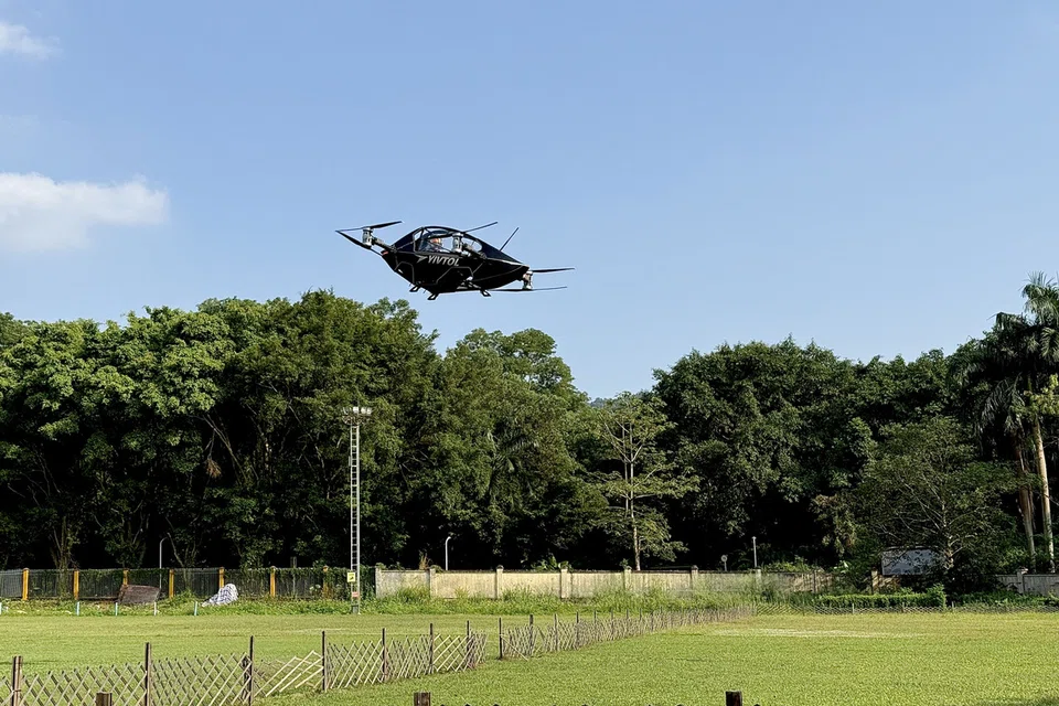 Para peserta diberi pendedahan kepada teknologi pesawat elektrik yang boleh berlepas dan mendarat secara vertikal (eVTOL) semasa lawatan ke Yingwu Intelligent Technology.
