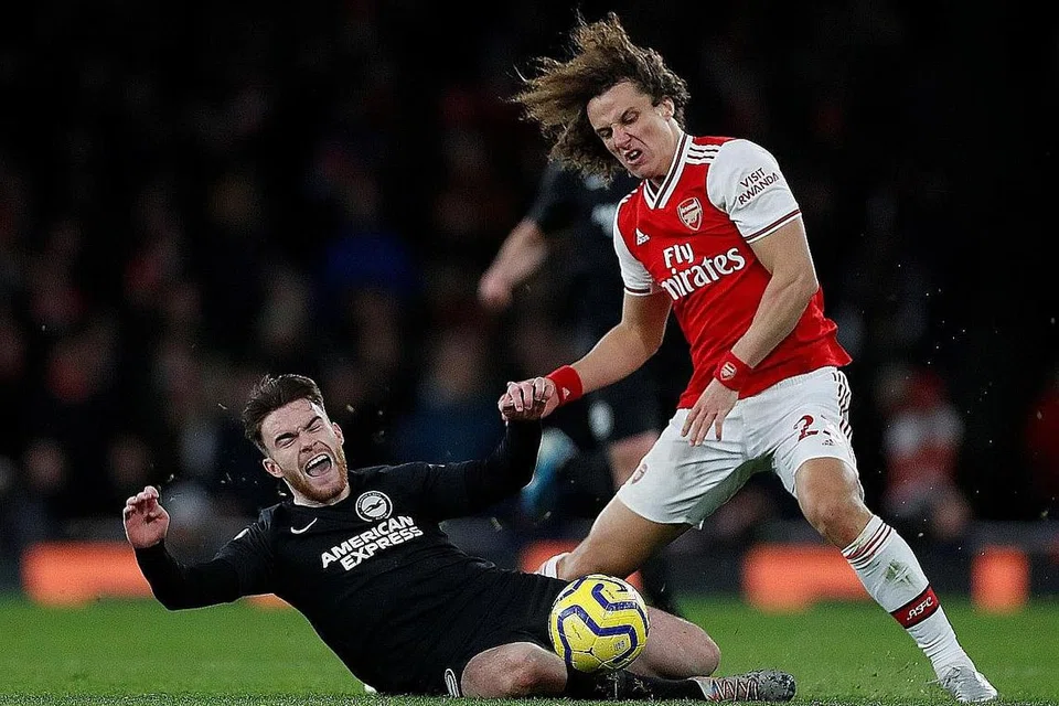 KECUNDANG: David Luiz (kanan) dari Arsenal berusaha membantu kelabnya memenangi perlawanan namun ia tetap gagal semasa menentang Brighton & Hove Albion. - Foto REUTERS