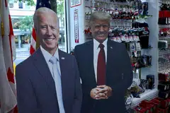 Potongan gambar Presiden Amerika Syarikat, Encik Joe Biden, dan calon presiden Republikan, Encik Donald Trump, dipamerkan di kedai cenderamata di Washington pada 10 Julai sedang Encik Biden berdepan desakan untuk menarik balik pencalonannya sejak prestasi buruk menentang Encik Trump dalam debat presiden pertama mereka pada 27 Jun.