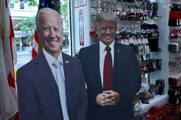 Potongan gambar Presiden Amerika Syarikat, Encik Joe Biden, dan calon presiden Republikan, Encik Donald Trump, dipamerkan di kedai cenderamata di Washington pada 10 Julai sedang Encik Biden berdepan desakan untuk menarik balik pencalonannya sejak prestasi buruk menentang Encik Trump dalam debat presiden pertama mereka pada 27 Jun.
